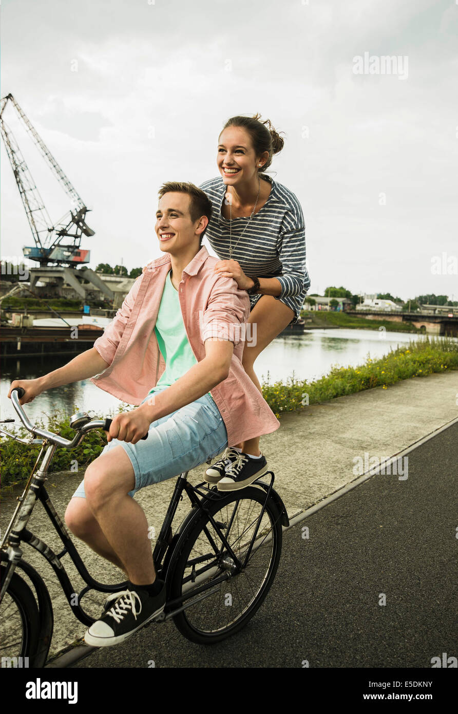Junges Paar, zusammen mit dem Fahrrad fahren Stockfoto