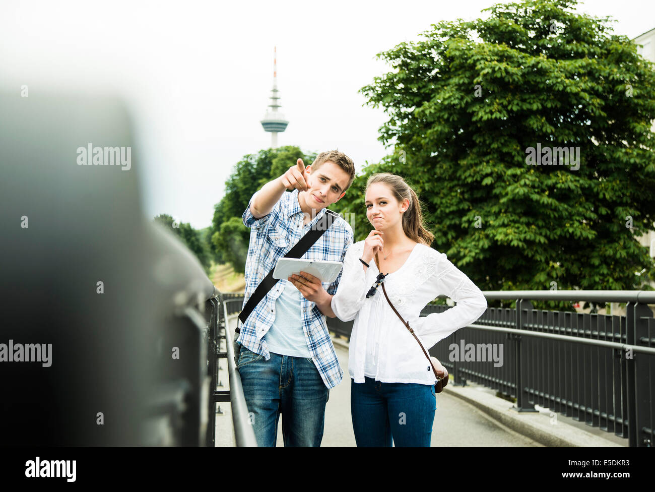 Porträt des jungen Paares Suche richtige Richtung Stockfoto
