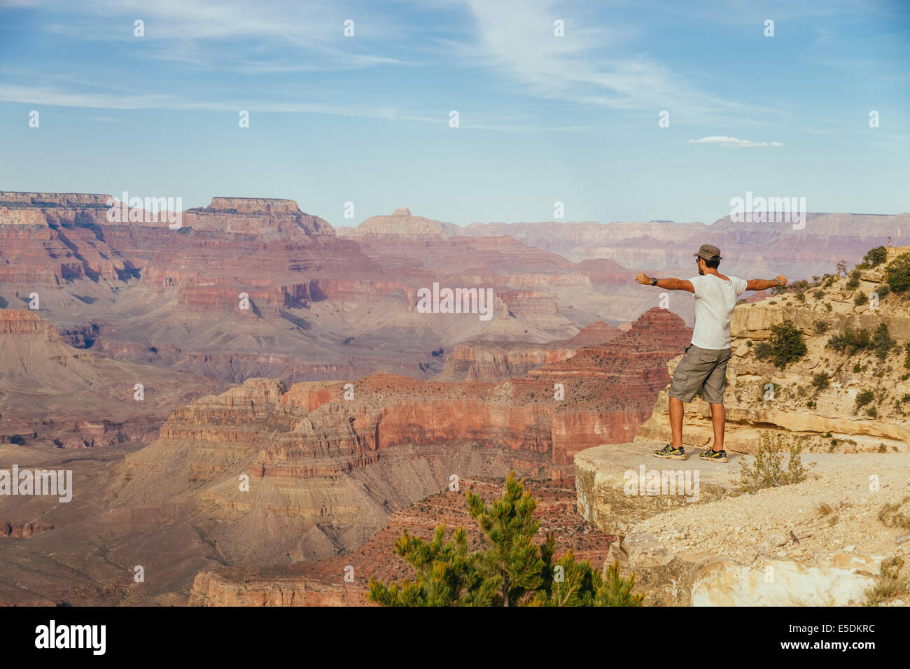 USA, Arizona, Mann, genießen die Aussicht am Grand Canyon Stockfoto