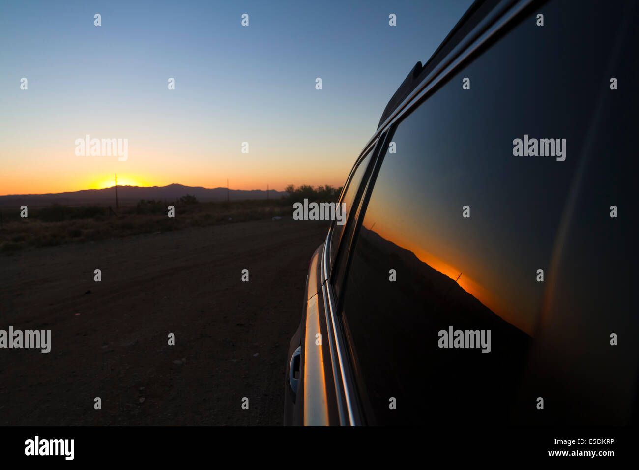 USA, Arizona, Reflexion der Dämmerung am Autofenster Stockfoto