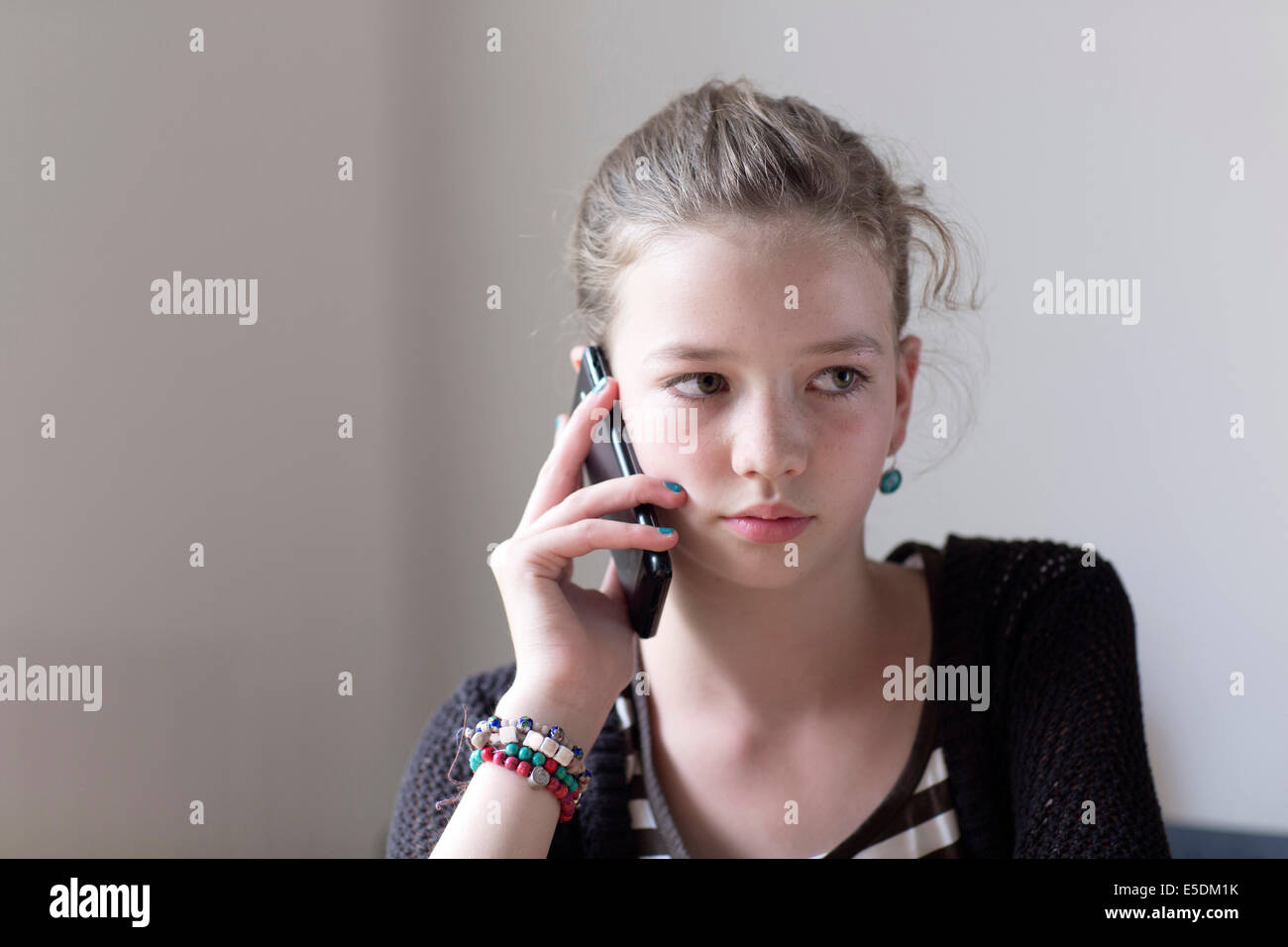 Porträt eines Mädchens mit Smartphone zu Hause telefonieren Stockfoto