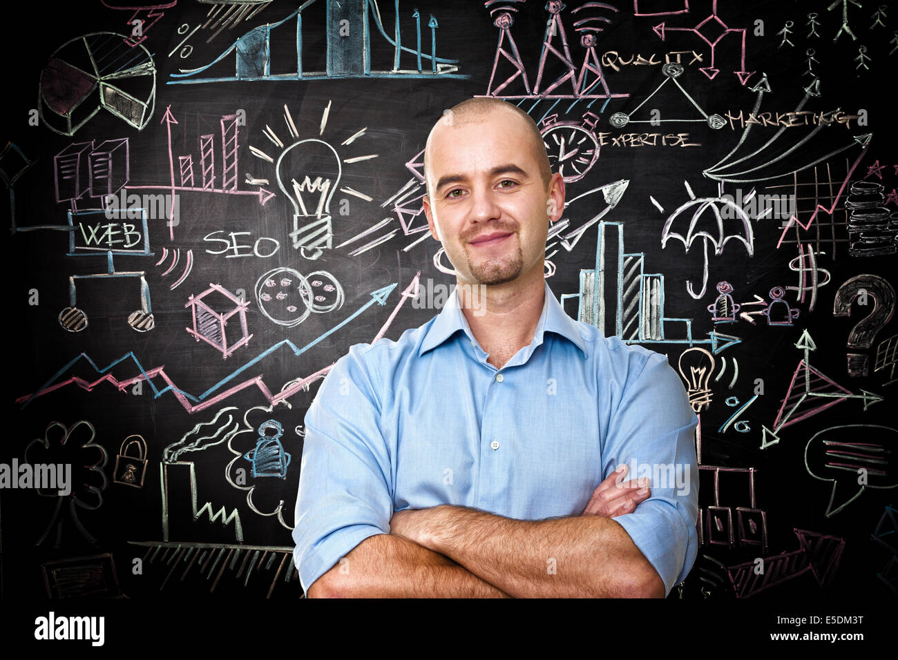 zuversichtlich Mann und Blackboard Hintergrund mit verschiedenen Symbolen Stockfoto