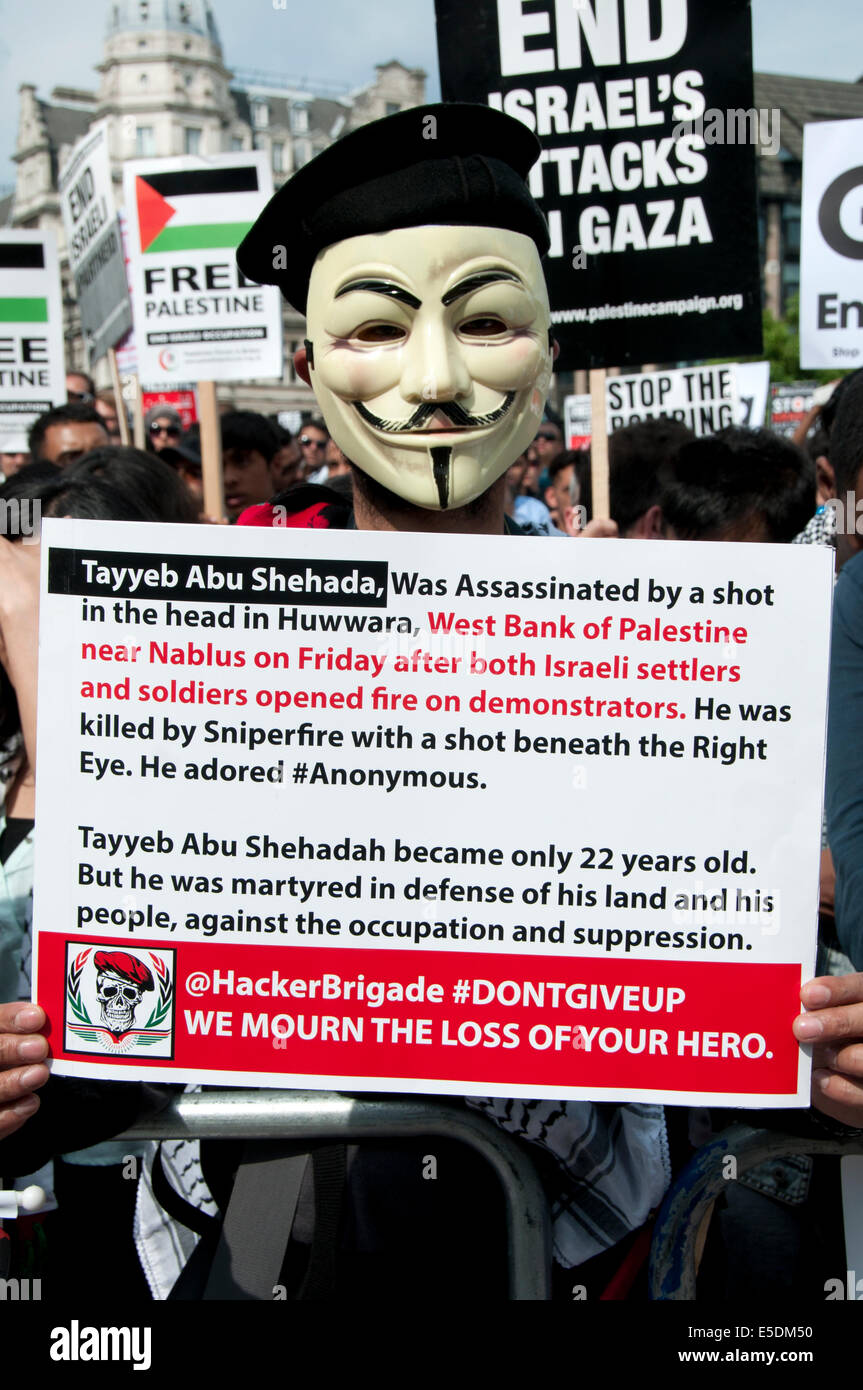 Demonstration gegen die israelische Bombardierung des Gazastreifens, 26.07.2014. Ein Demonstrant mit einer "anonymen Maske" hält ein Plakat Stockfoto