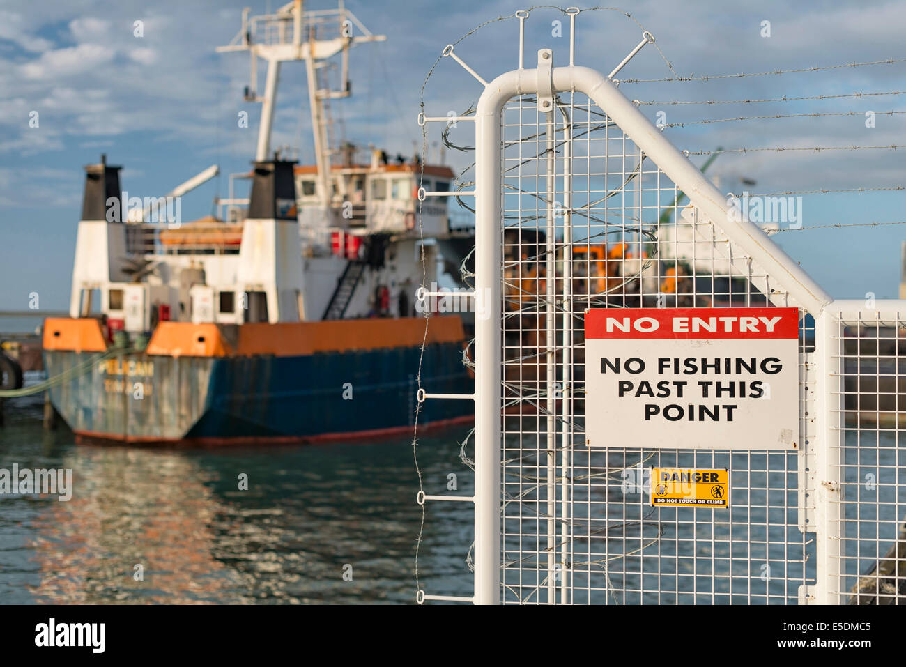 Neuseeland, Nelson, Zaun mit einem kein Eintrag Zeichen und ein Schiff im Hafen Stockfoto