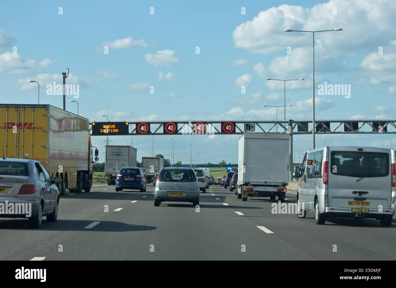 Verkehr auf der Autobahn M1 Stockfoto
