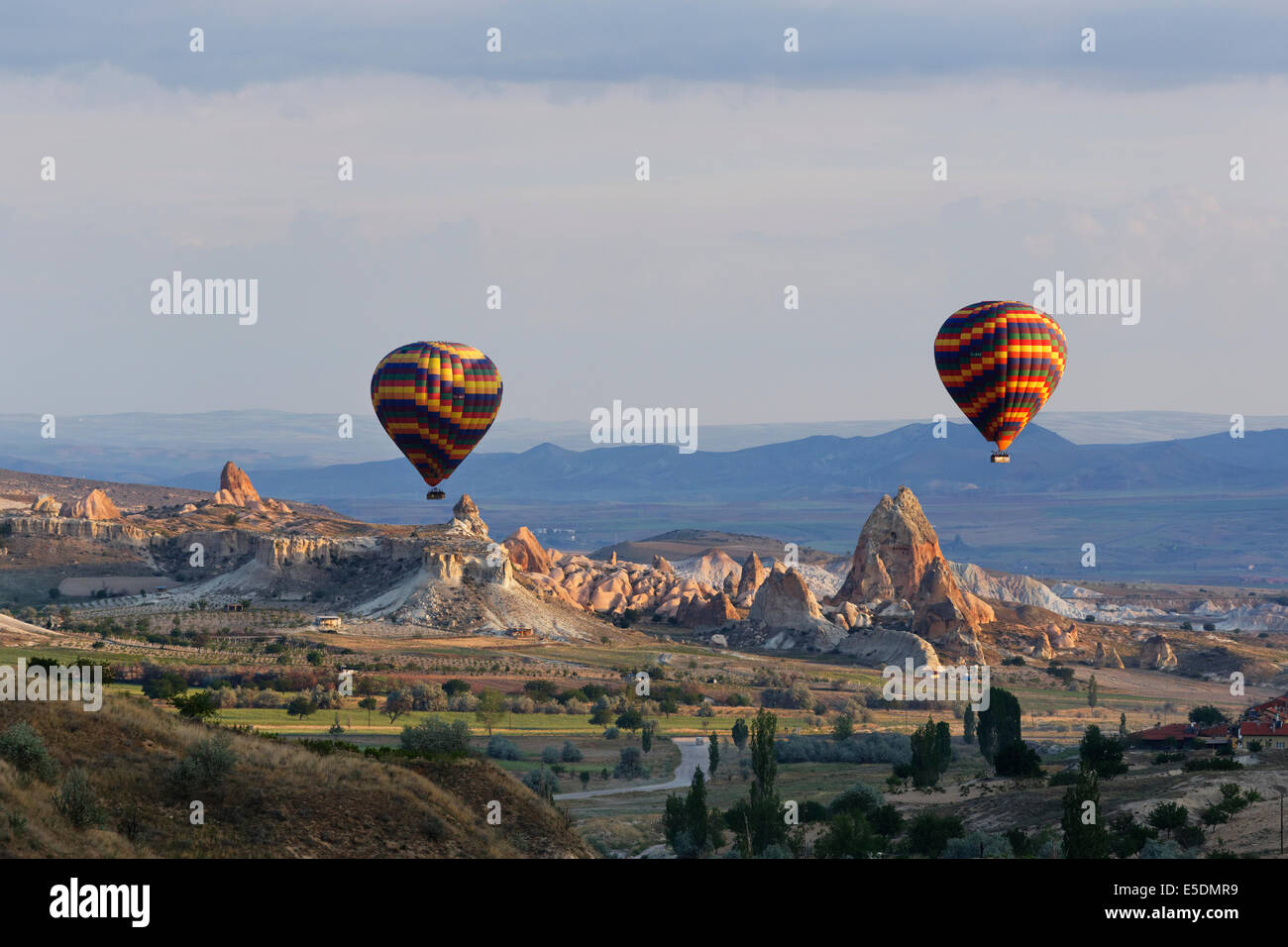 Türkei, Ost-Anatolien, Kappadokien, zwei Heißluftballons über Tuff Felsformationen bei Göreme Nationalpark Staubsaugen Stockfoto