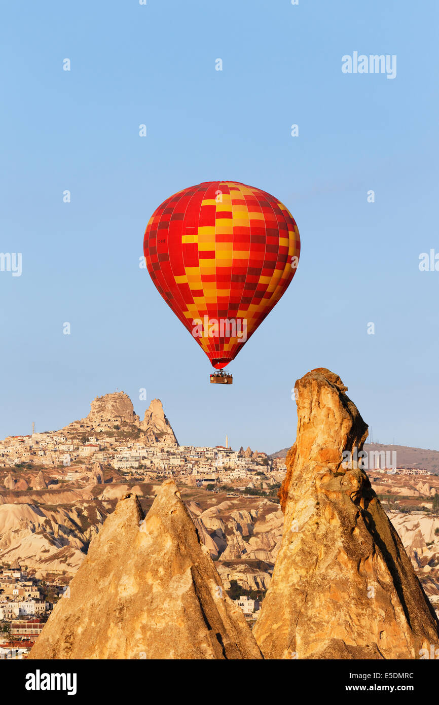 Türkei, Ost-Anatolien, Kappadokien, Heißluftballon Staubsaugen vor dem Dorf Uçhisar im Göreme-Nationalpark Stockfoto