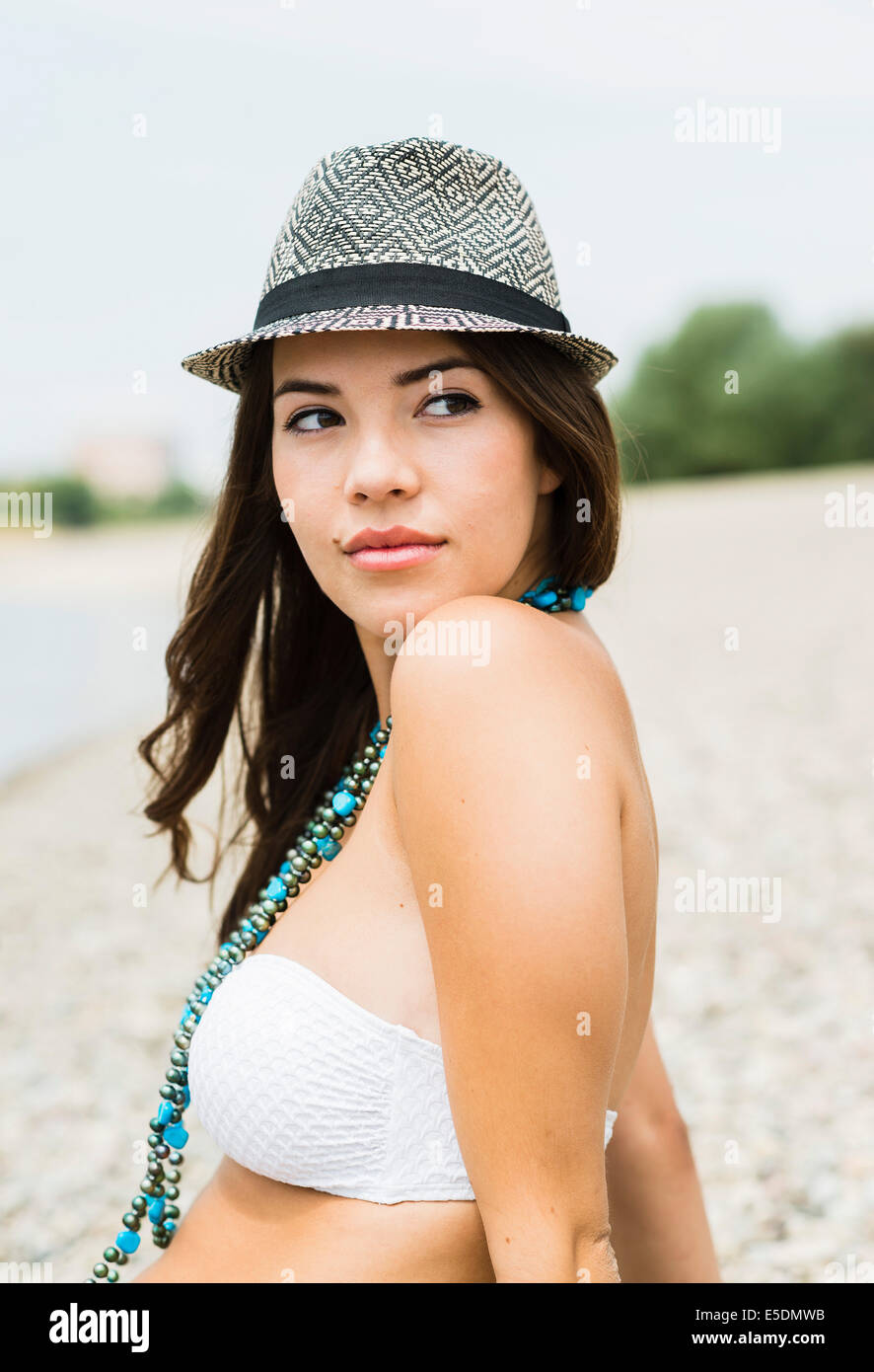 Porträt der jungen Frau mit Hut am Strand Stockfoto