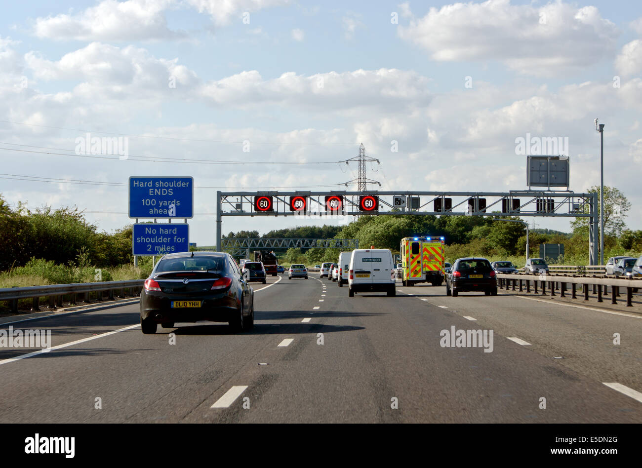 Verkehr auf der Autobahn M1 Stockfoto