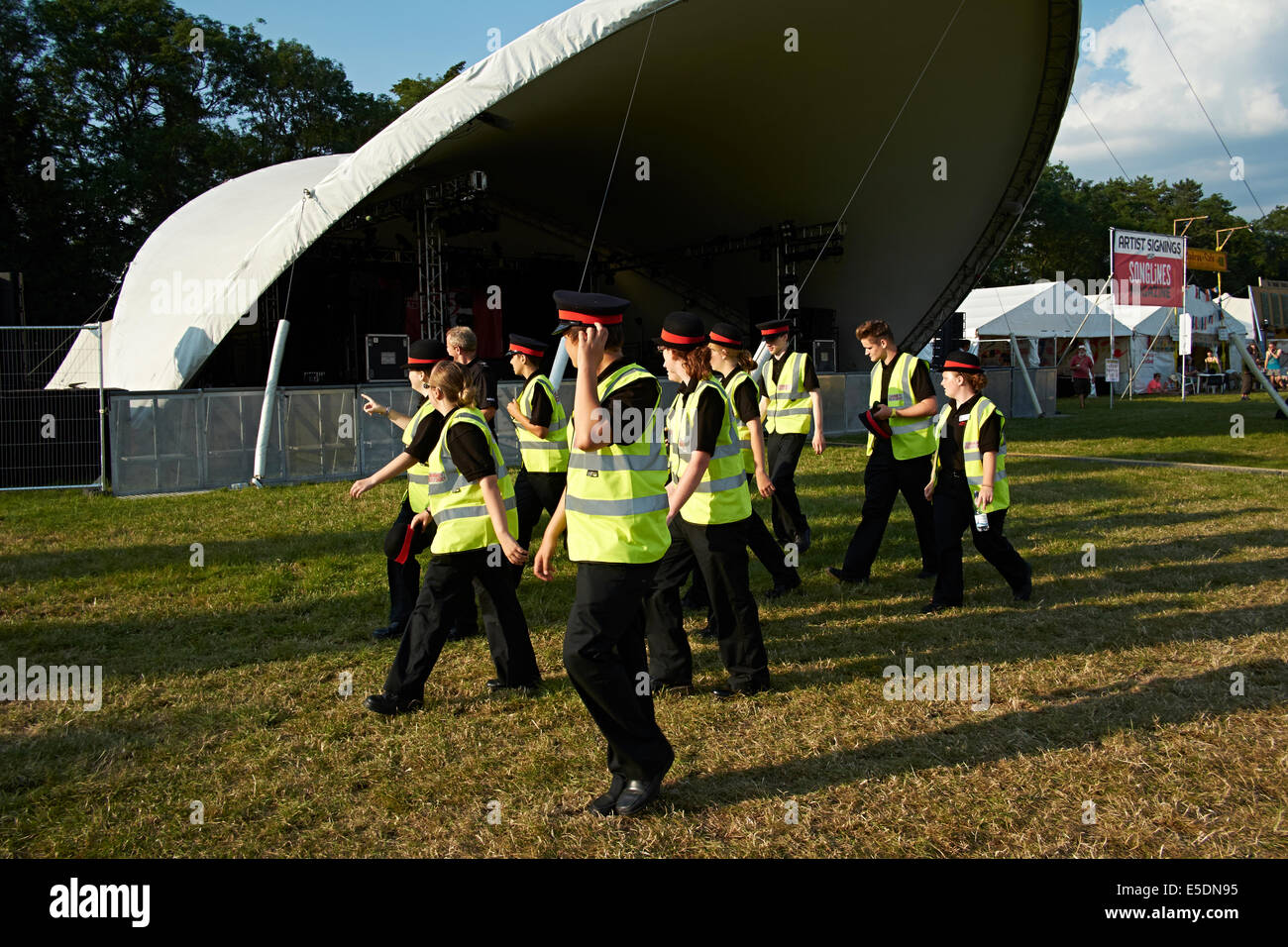Praktikant Community unterstützen Offiziere beim Musikfestival Womad Charlton Park, Wiltshire, Juli 2014. Stockfoto