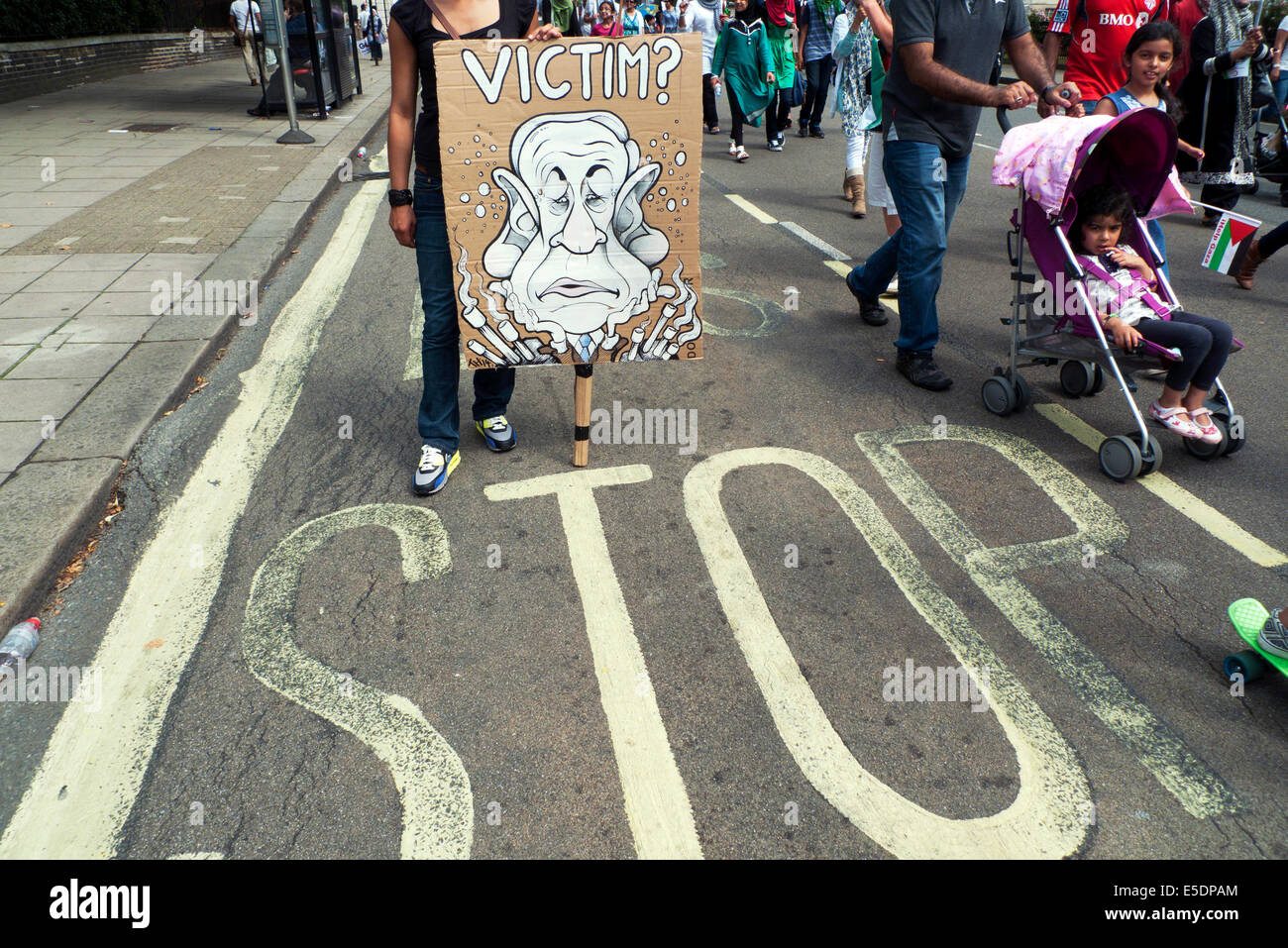 Eine Palästinenserin hält Pilger ein Benjamin Netanyahu in Palästina Anti Krieg Demonstration London 19. Juli 2014 KATHY DEWITT Stockfoto