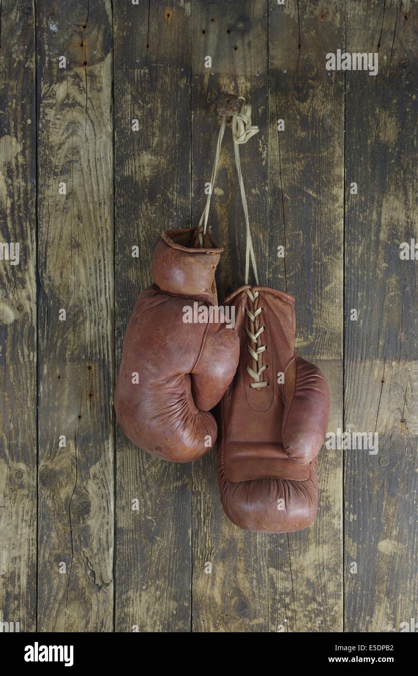 alte Boxen Anhänger an Peg Handschuhe Stockfoto