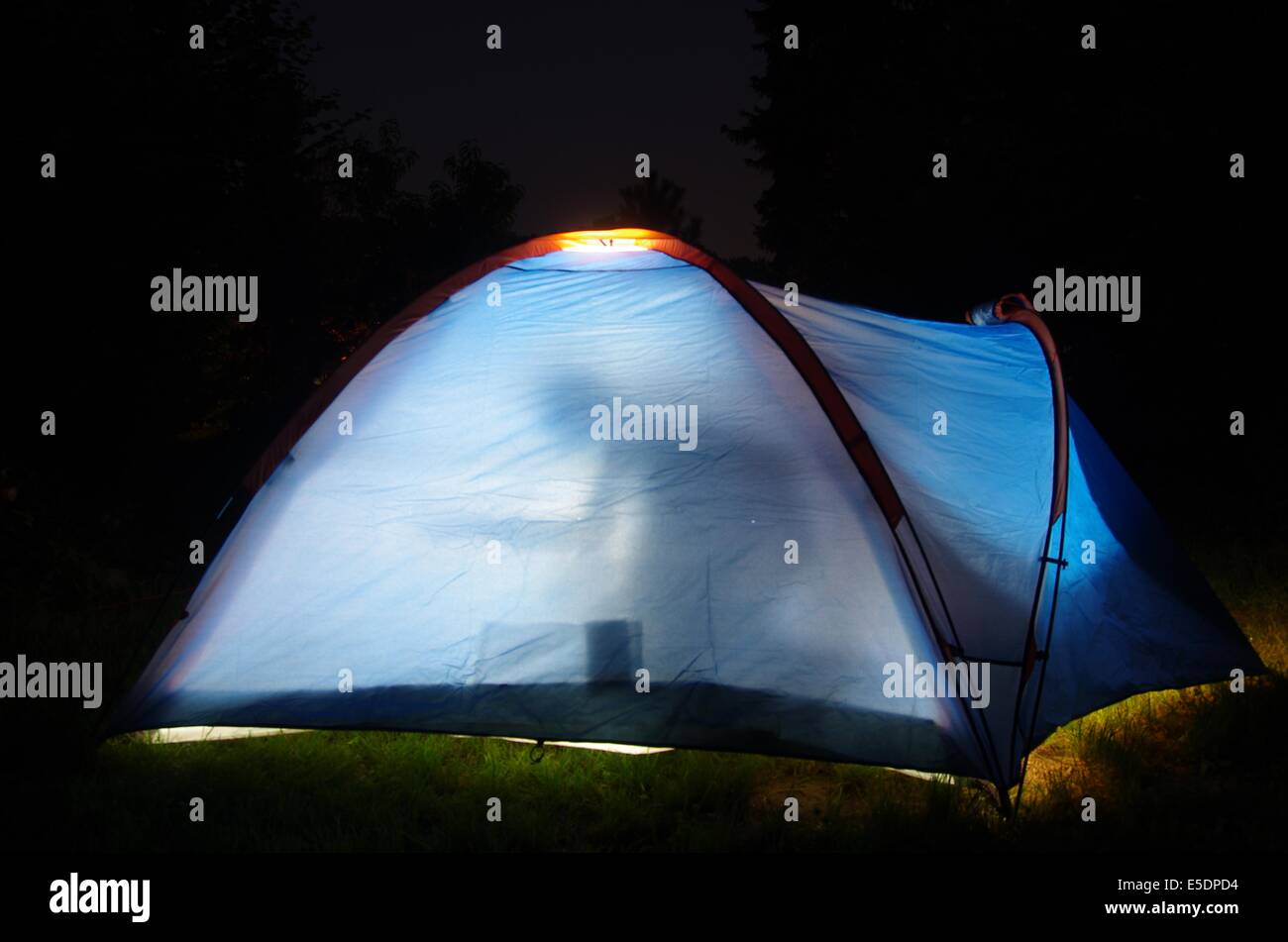 Zelt in der Nacht mit Menschen Stockfoto