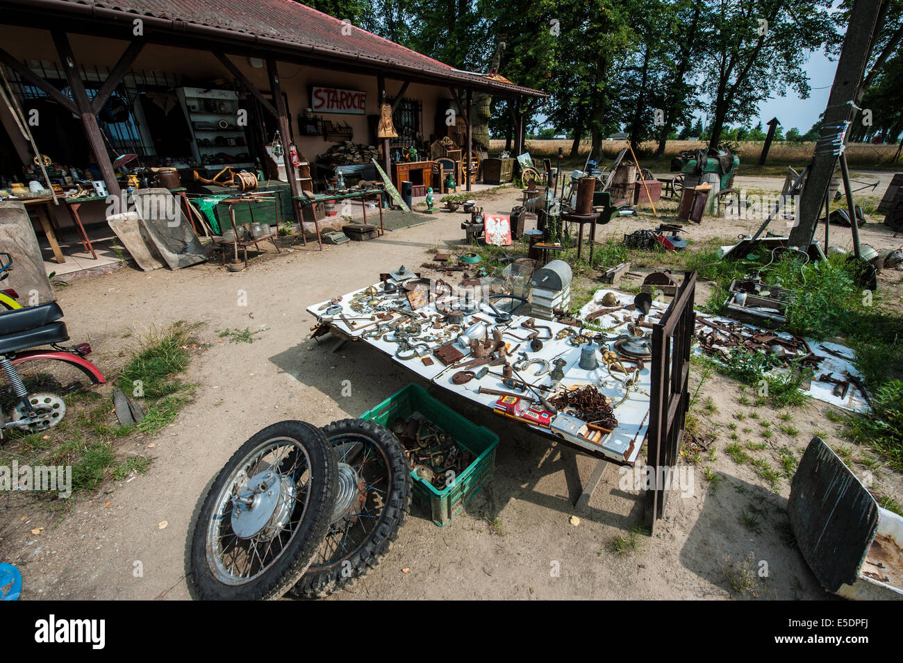 Eine gebrauchte Ware und Antiquitätenladen an der Straße zwischen Warschau und Pułtusk in Polen. Stockfoto