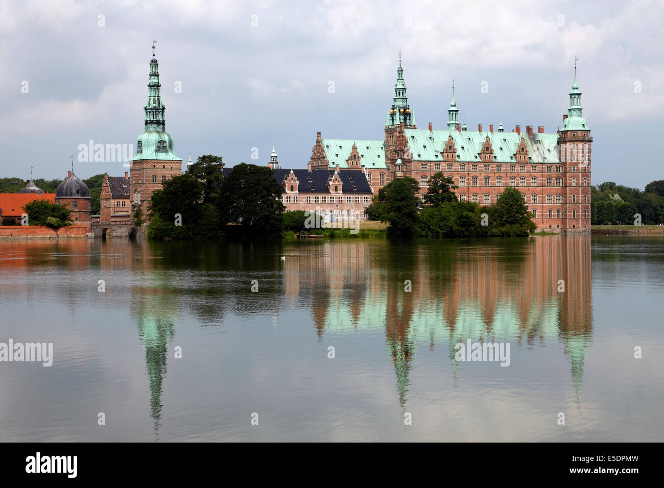 Schloss Frederiksborg, gesehen vom gegenüberliegenden Ufer des Castle Lake Stockfoto