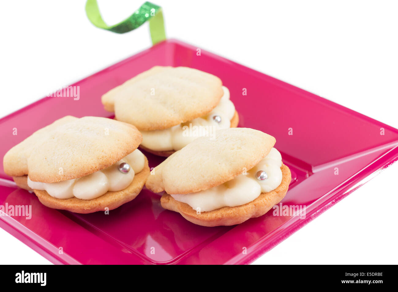 Schale geformt Cookies mit Buttercreme und pearl Candy isoliert auf weiss Stockfoto