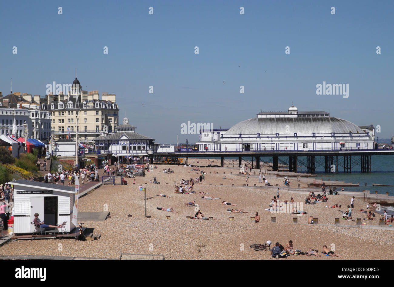 Eastbourne Strand und Pier East Sussex Stockfoto