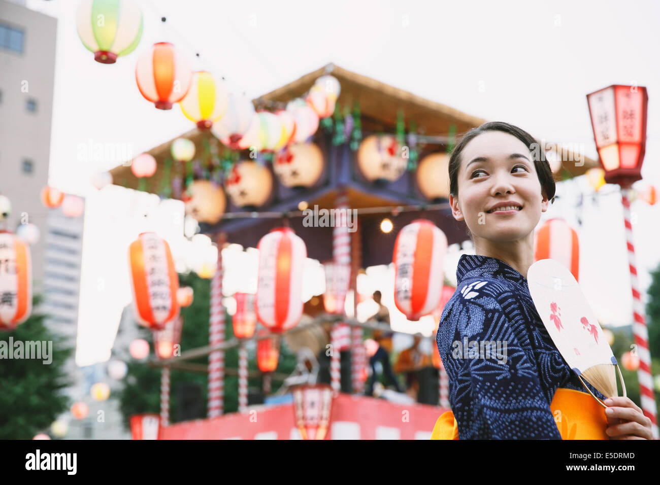 Junge Japanerin in einem traditionellen Kimono auf einem Sommerfestival Stockfoto