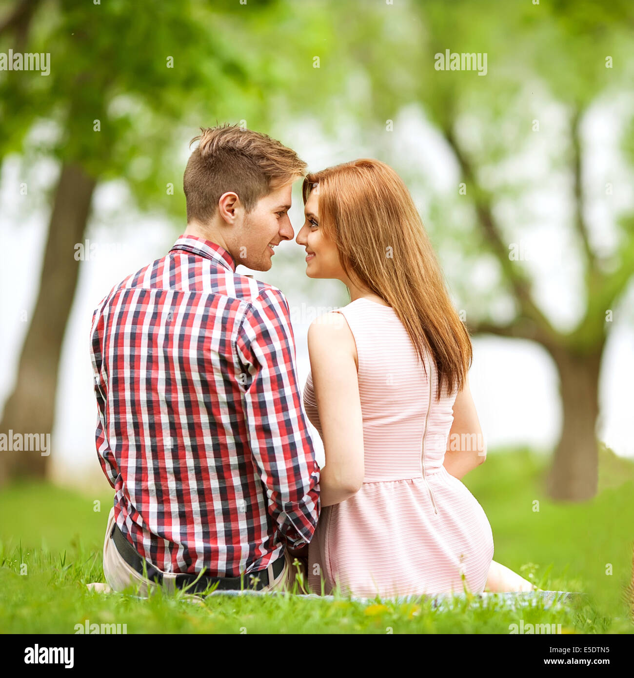 Paar in Liebe im sitzen in der Nähe des Flusses, Picknick. Zum Valentinstag Stockfoto