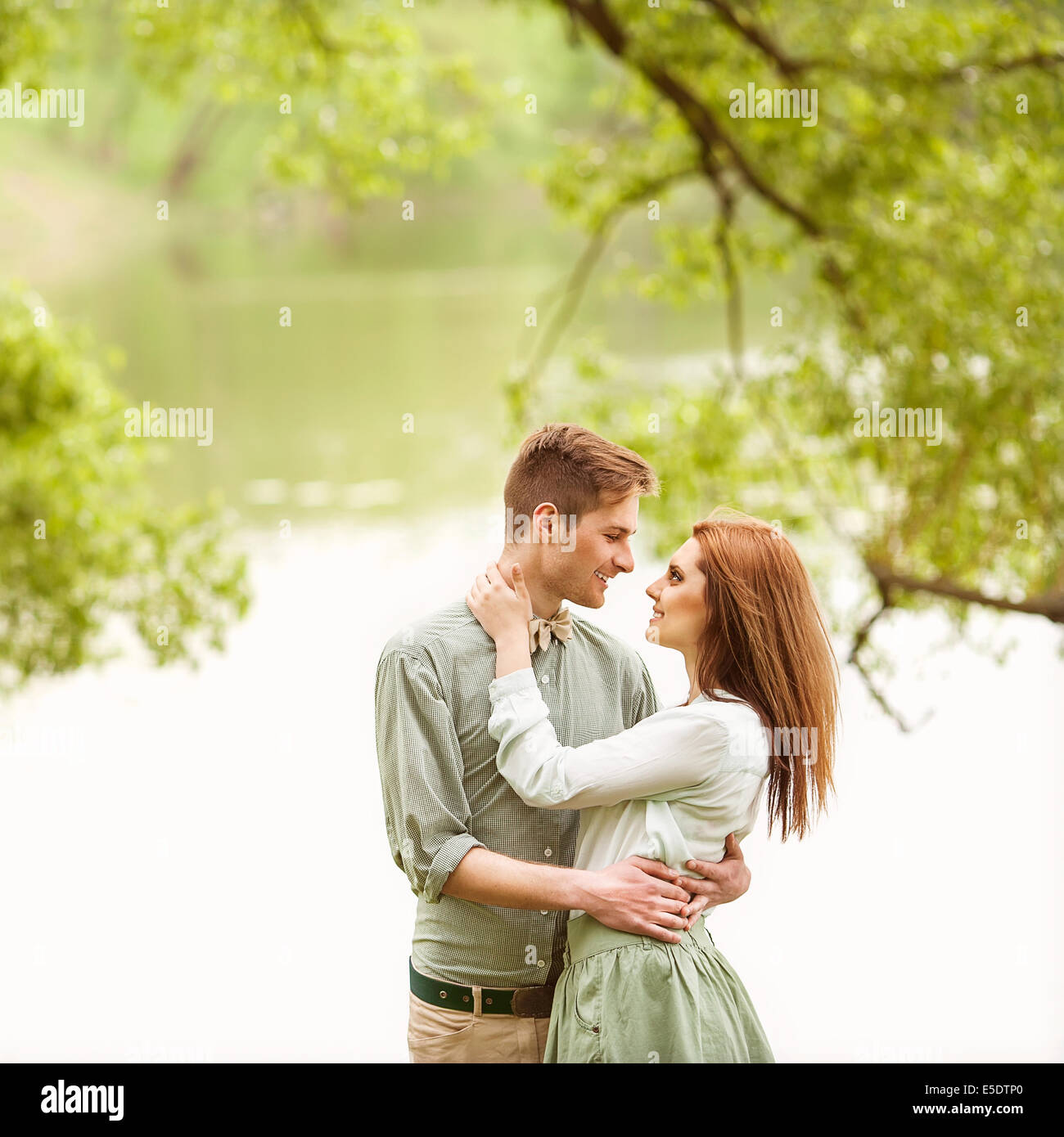 Paar in Liebe zu Fuß in der Nähe der Riverr Lächeln auf den Lippen. Zum Valentinstag Stockfoto