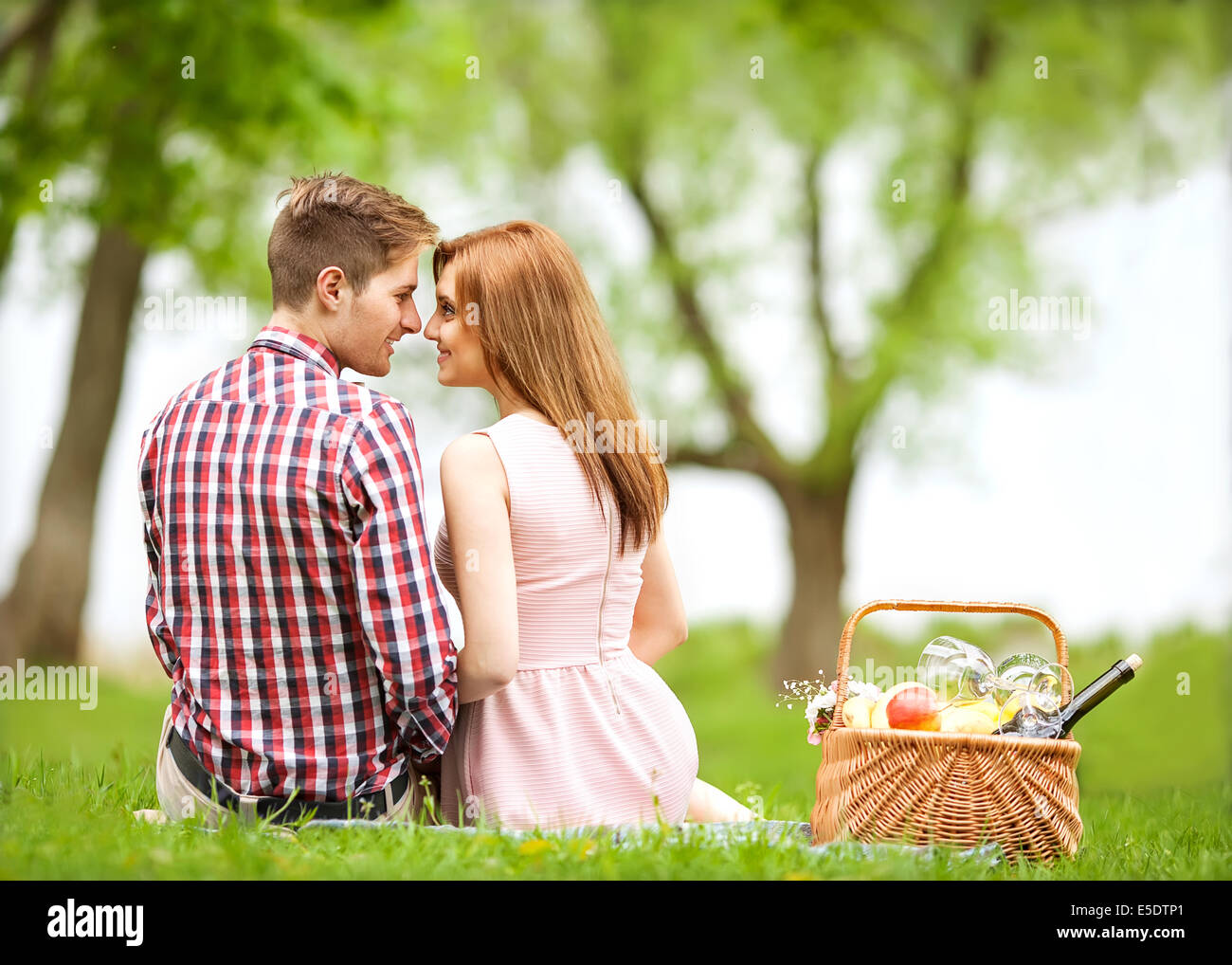 Paar in Liebe im sitzen in der Nähe des Flusses, Picknick. Zum Valentinstag Stockfoto