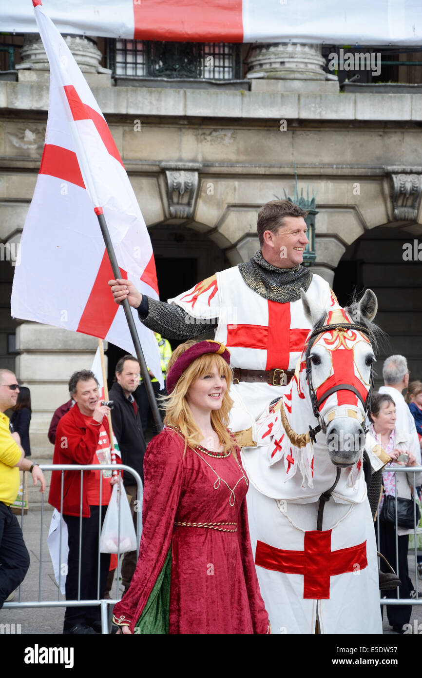 Ritter auf Pferd mit Dirne, St.George es Day parade Stockfoto