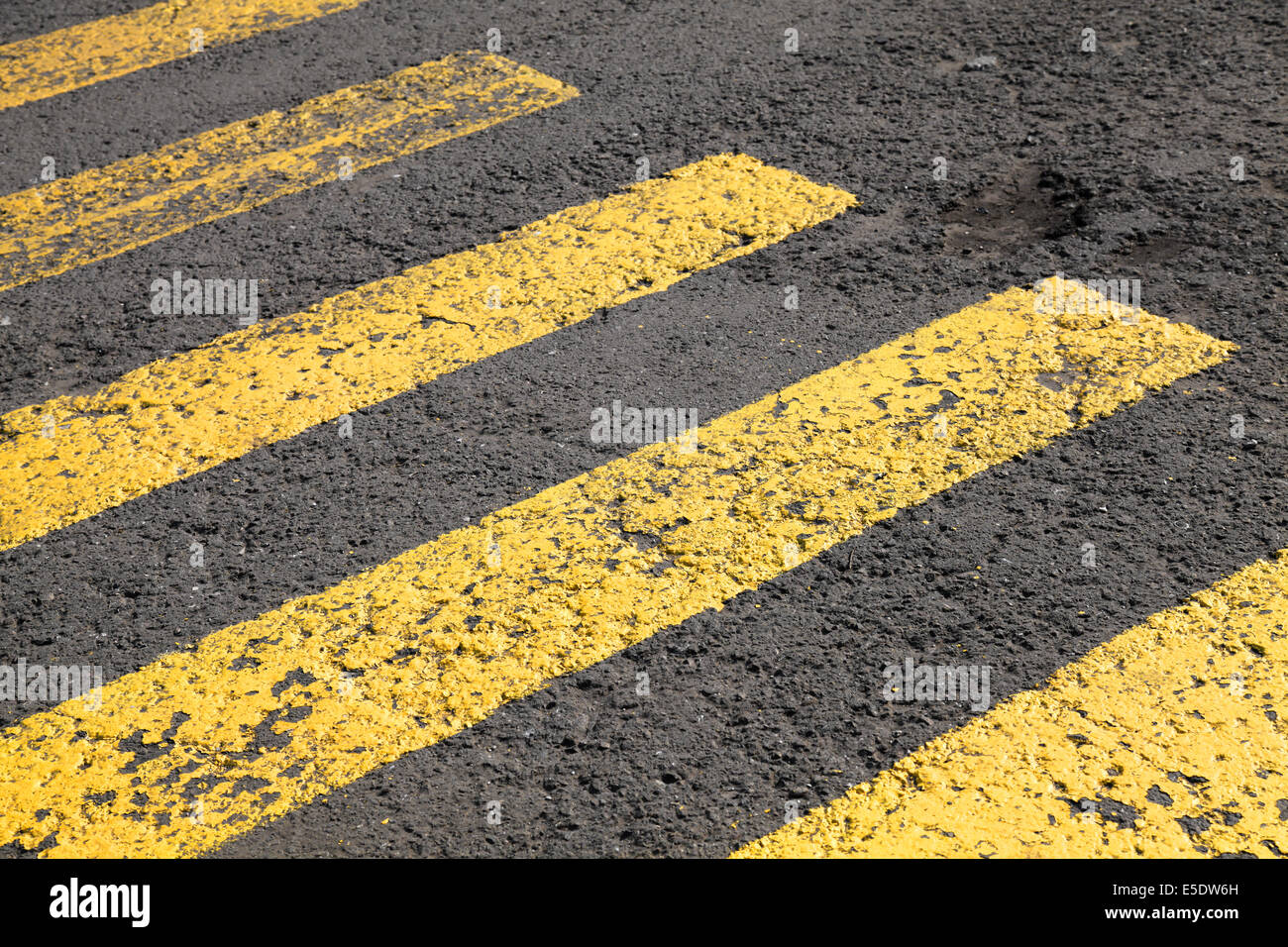 Fußgängerüberweg Straße gelbe Markierungslinien auf grauen asphalt Stockfoto