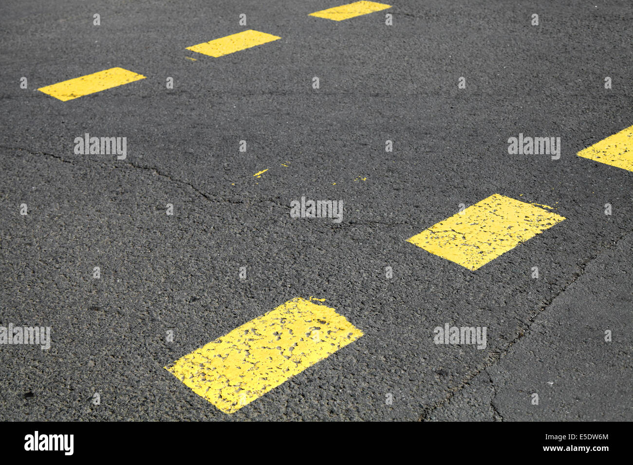 Fußgängerüberweg Straße Kennzeichnung mit gelben gestreiften Linien auf asphalt Stockfoto