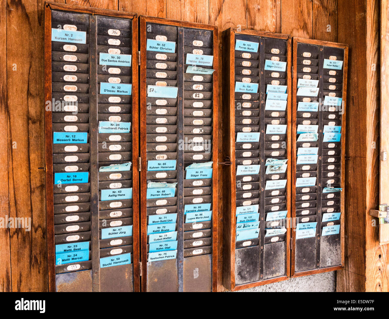 Namenskarten der Mitarbeiter auf die Taktung im Rack mit Schweizer Sägewerk, eine Low-Tech-Art und Weise noch Beschäftigung Aufzeichnungen verwendet wird Stockfoto