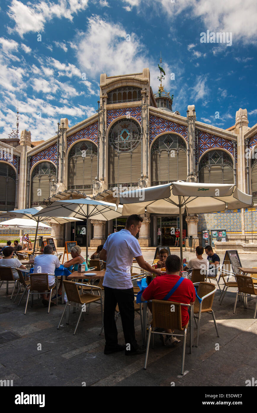 Hauptfassade des Mercado Central mit Straßencafés, Valencia, Comunidad Valenciana, Spanien Stockfoto