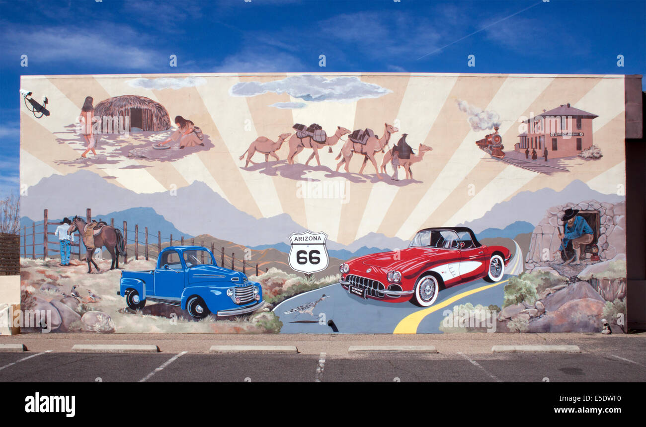 Das farbenfrohe Wandgemälde Route 66 in Kingman, Arizona, feiert den Geist der Mother Road mit lebendigen Kunstwerken, die klassische Americana und Straßenkultur ehren Stockfoto