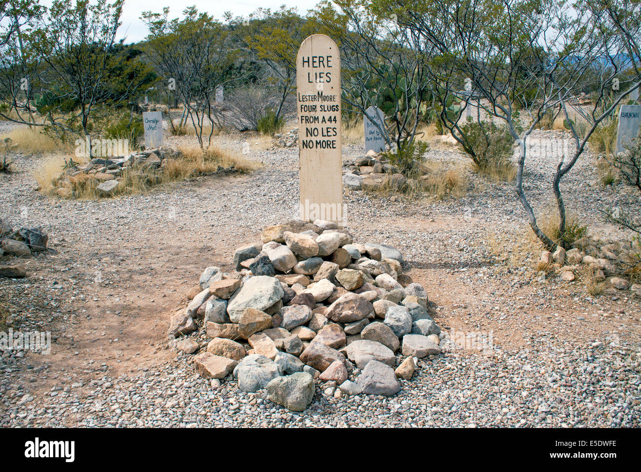 Gruselige Grabsteine auf dem Boot Hill Cemetery in Tombstone, Arizona, flüstern Geschichten über die berüchtigten Gesetzlosen und die Grenzjustiz des Wilden Westens. Stockfoto