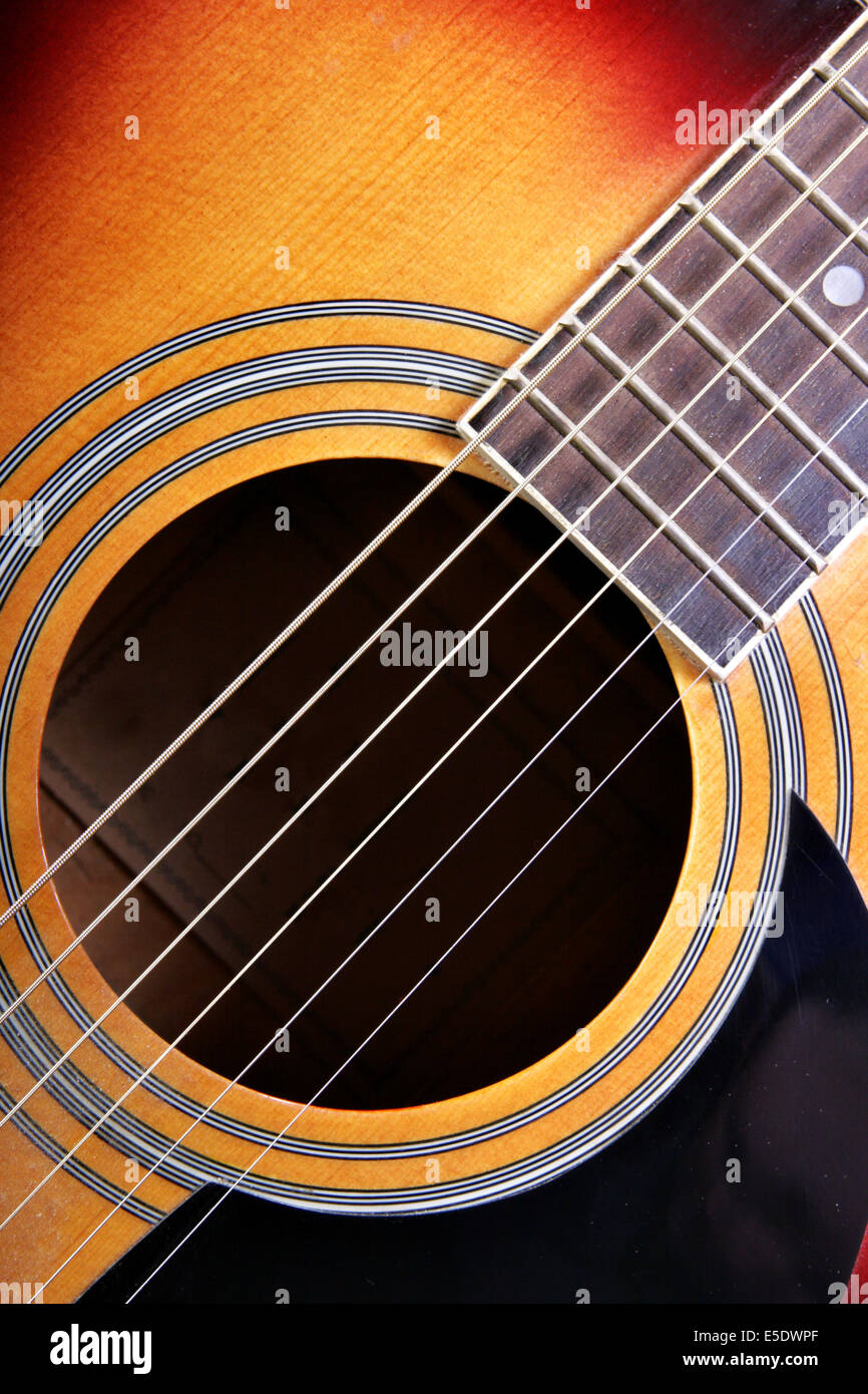 Resonanzboden der akustischen Gitarre Nahaufnahme Stockfoto