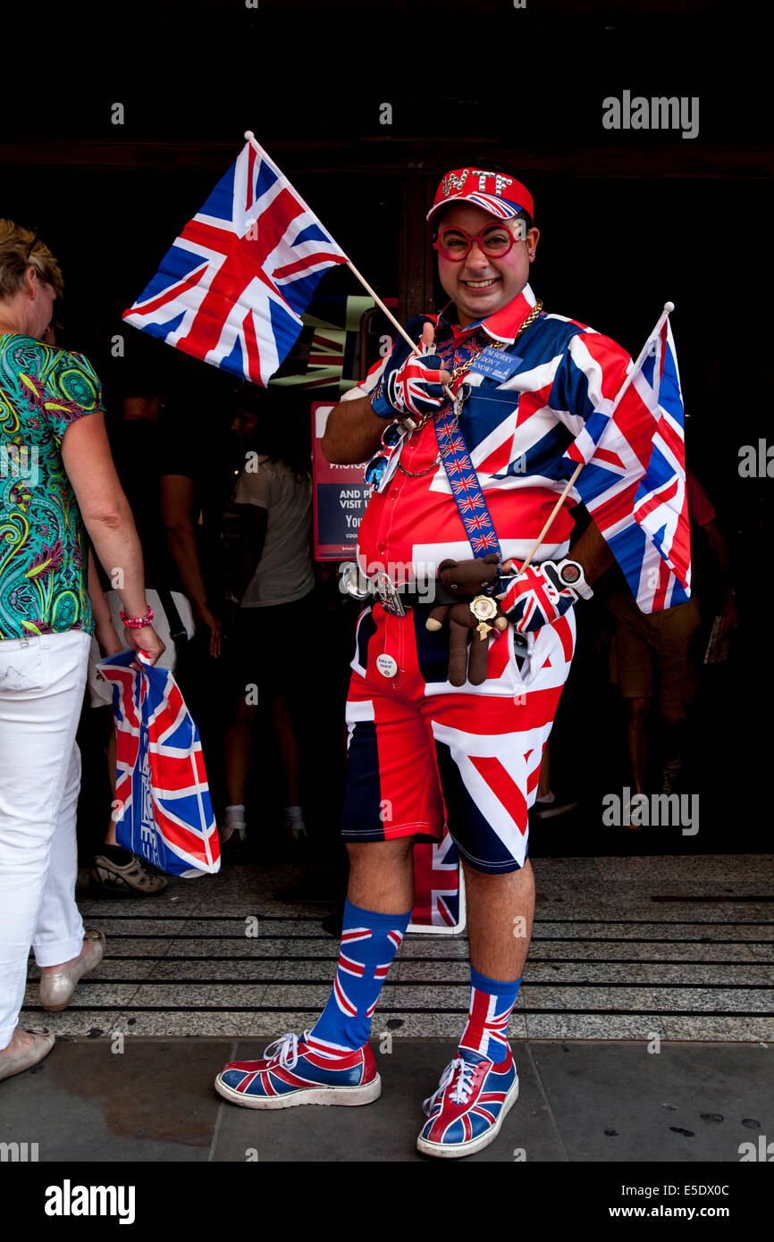 Ein Mann In einem Union Jack Kostüm steht außerhalb der Cool-Britannia-Souvenir-Shop, Piccadilly Circus, London, England Stockfoto
