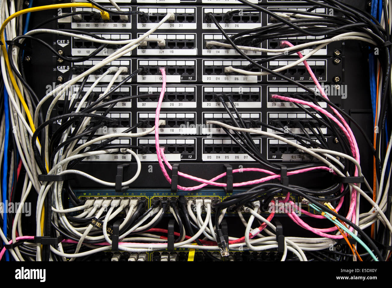 Netzwerk-Switches in einem Unternehmensnetzwerk Stockfoto