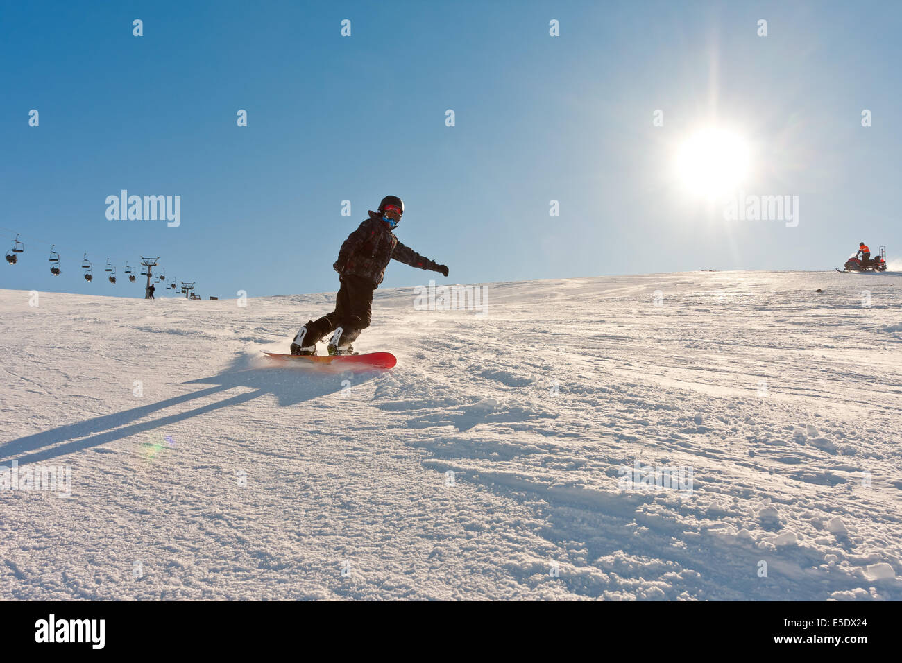 Teenager genießen, Snowboarden in einwandfreiem Zustand Stockfoto