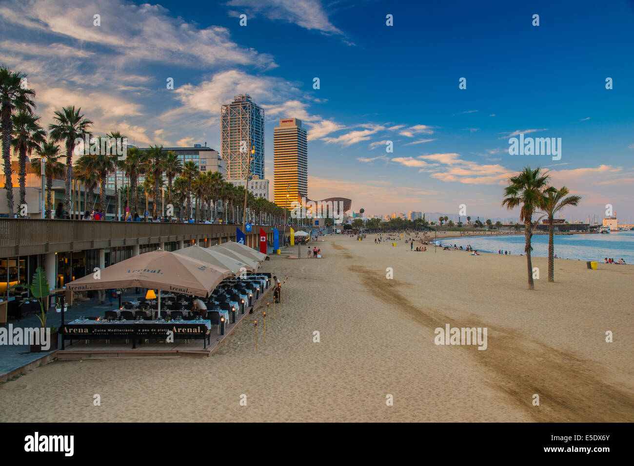 Somorrostro Strand mit Hotel Arts hinter Vila Olimpica, Barcelona, Katalonien, Spanien Stockfoto
