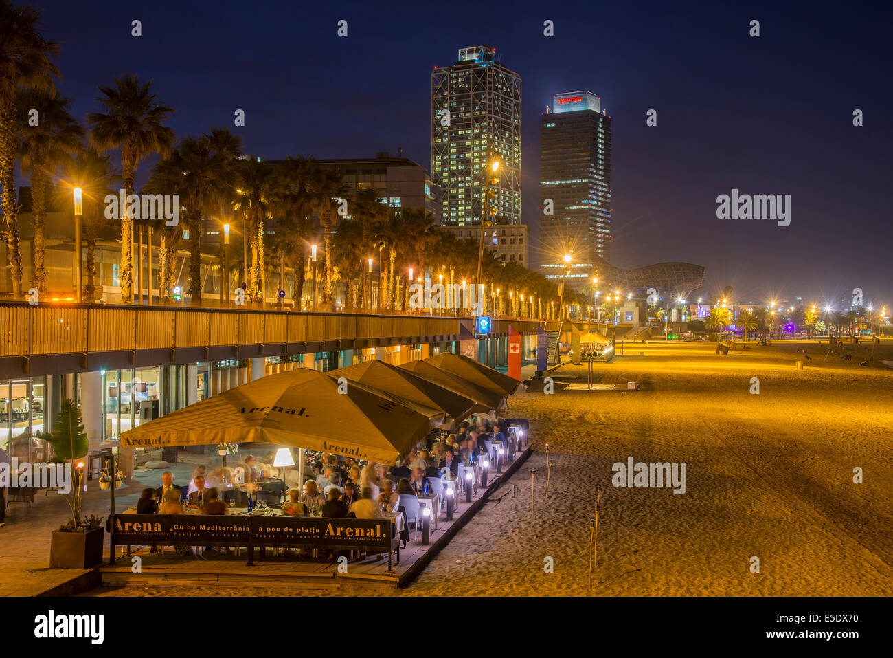 Nachtansicht über ein Außenrestaurant am Sandstrand, Barcelona, Katalonien, Spanien Stockfoto