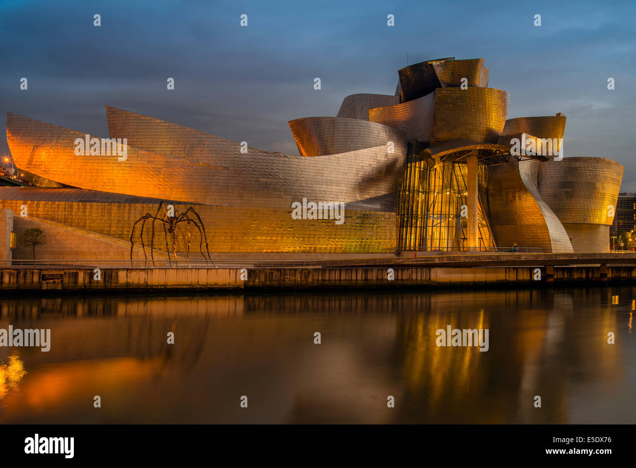 Guggenheim-Museum in der Abenddämmerung, Bilbao, Baskenland, Spanien Stockfoto