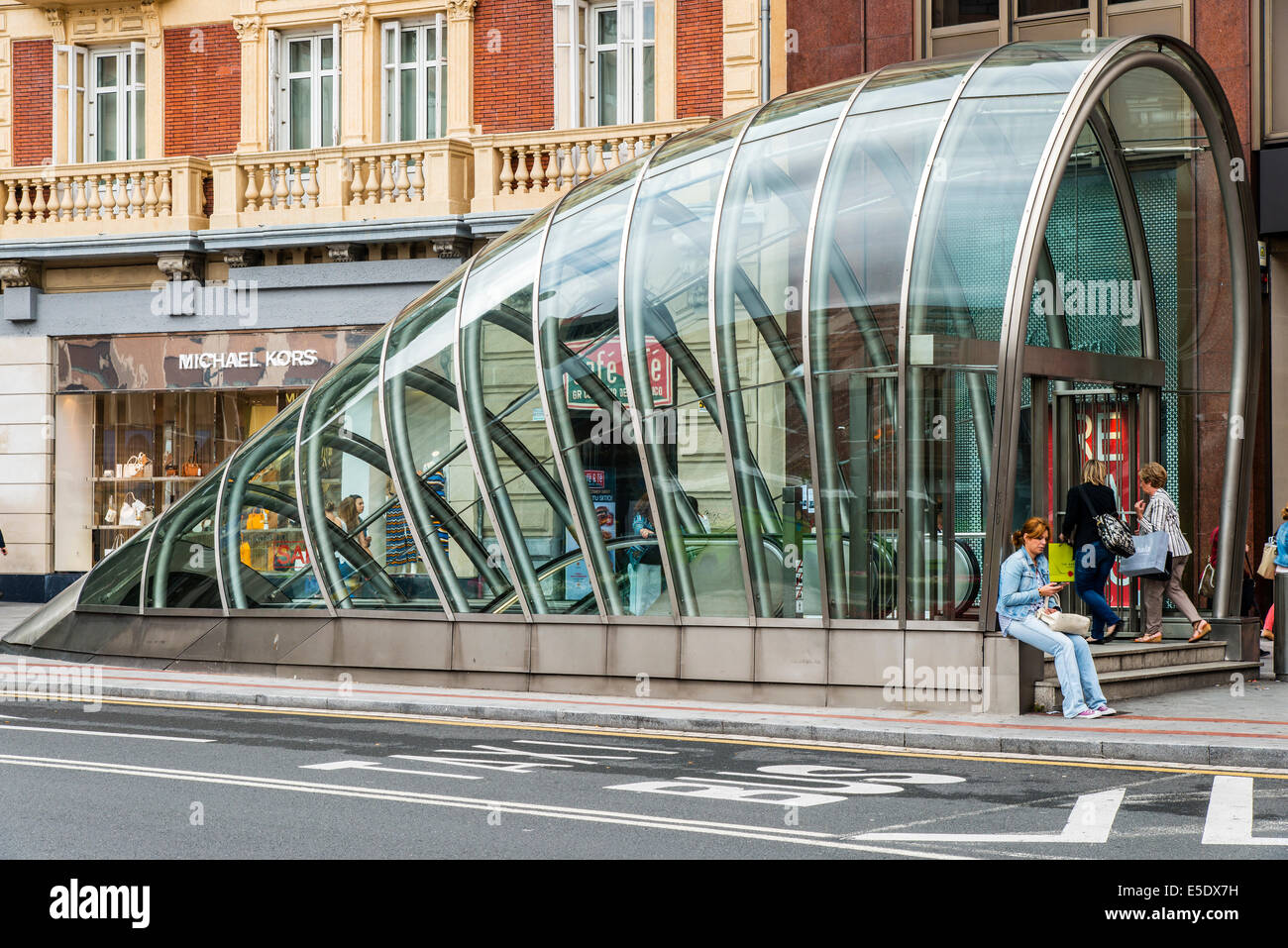 U-Bahn Eingang entworfen vom britischen Architekten Norman Foster, Bilbao, Baskenland, Spanien Stockfoto