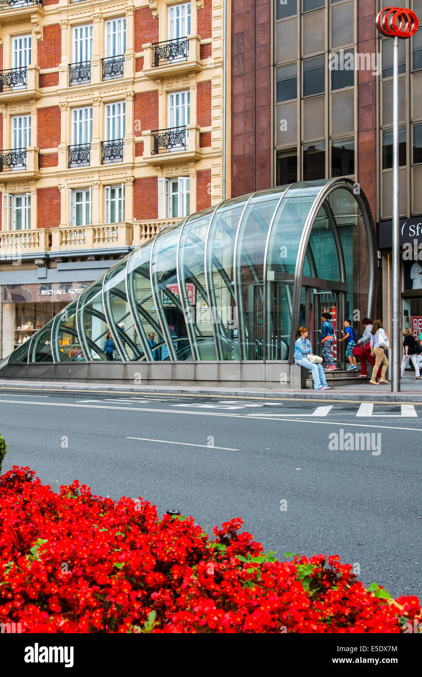 U-Bahn Eingang entworfen vom britischen Architekten Norman Foster, Bilbao, Baskenland, Spanien Stockfoto