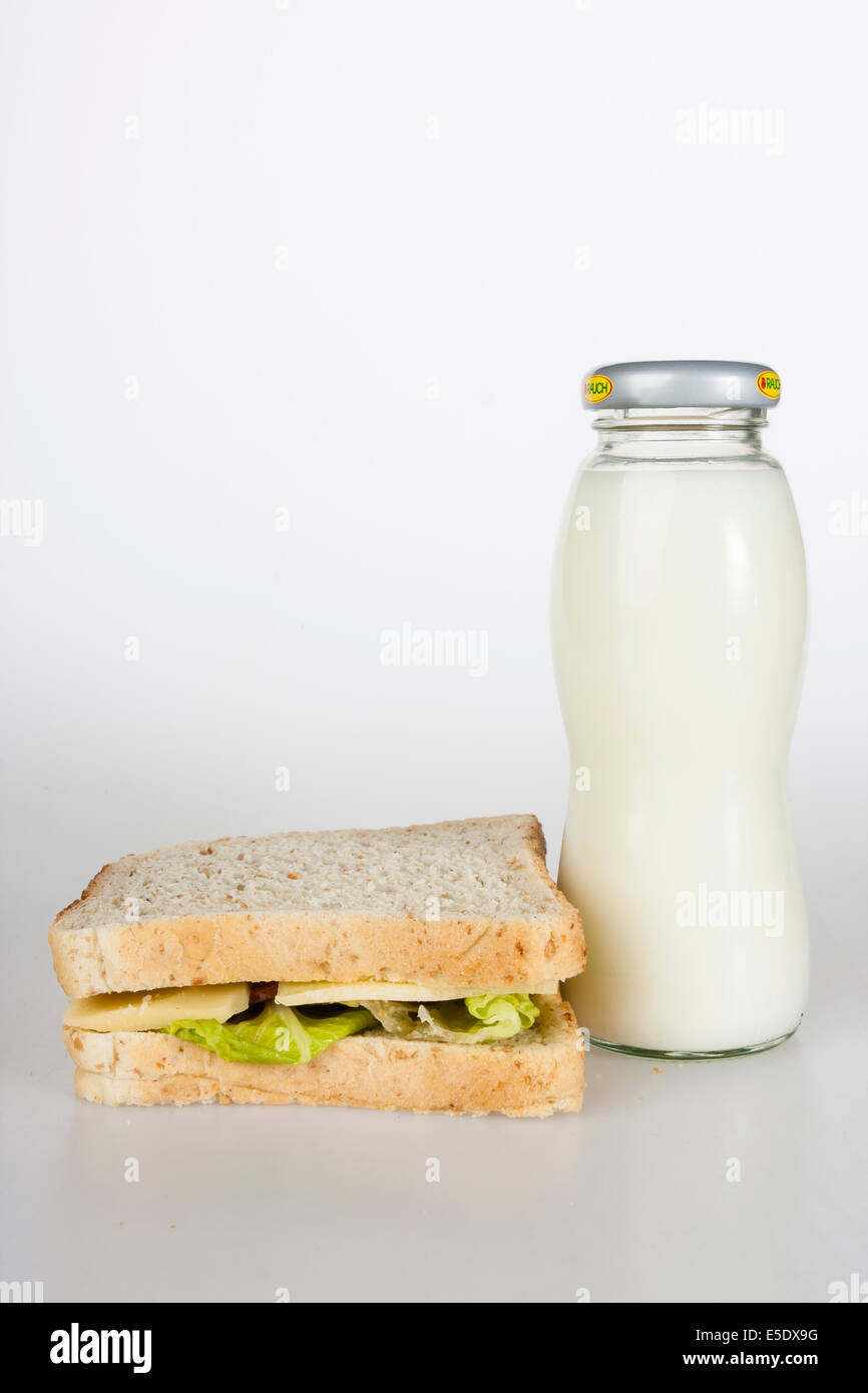 Gesundes Frühstück, Sandwich mit Salat und Käse, Flasche Milch Stockfoto