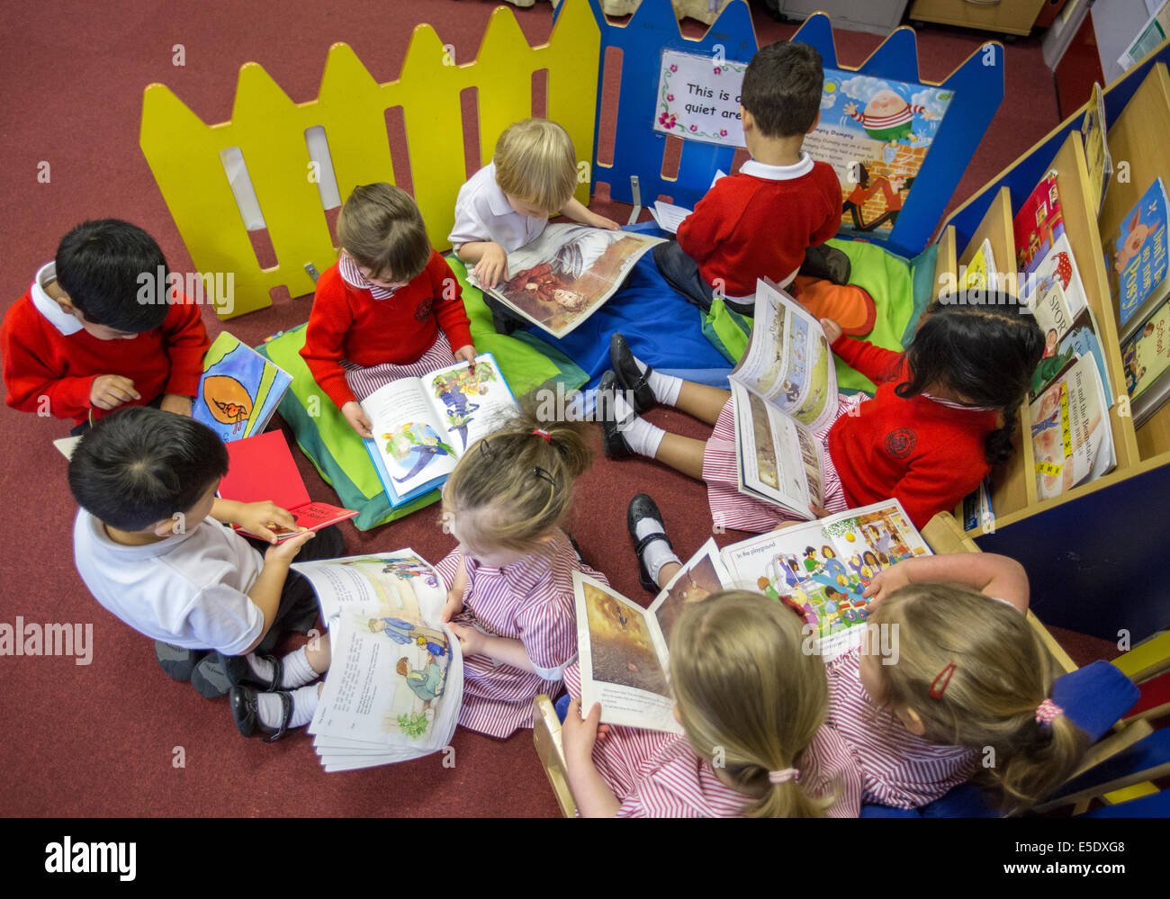 Kinder im Grundschulalter lesen in einem Klassenzimmer im Vereinigten Königreich. Stockfoto
