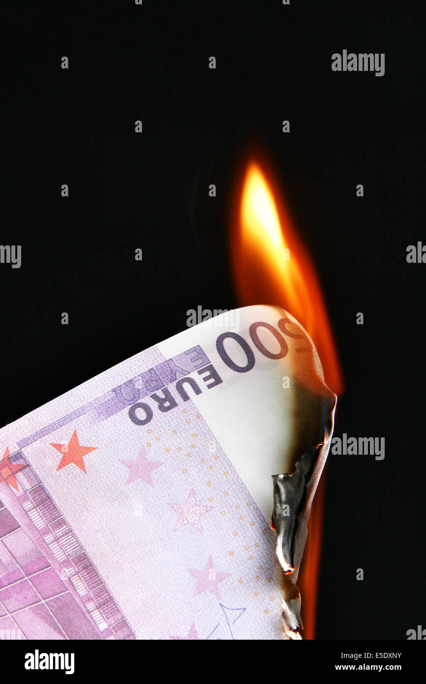 500 Euro-Banknote in Flammen auf schwarzem Hintergrund Stockfoto