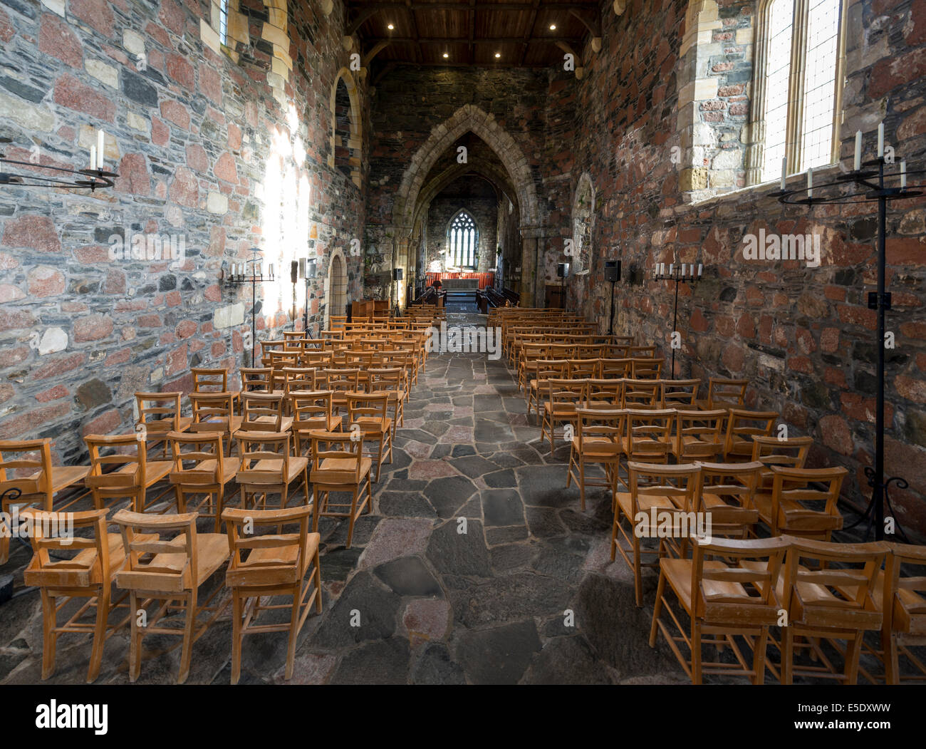 Das Innere der Iona Abbey, einer historischen Abtei befindet sich auf der Insel Iona, unweit der Isle of Mull. Es ist eines der ältesten Stockfoto