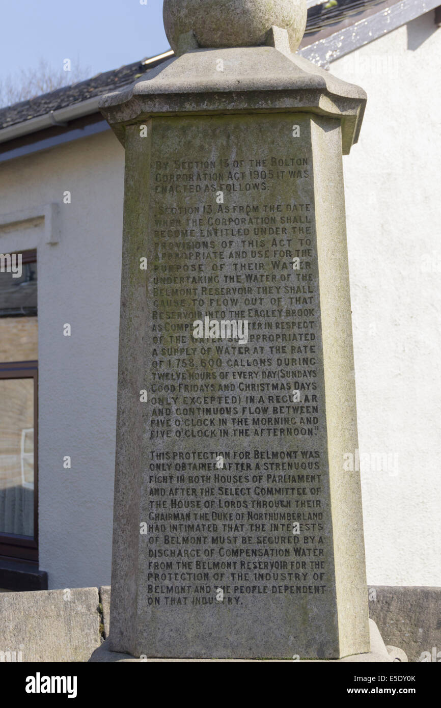 Ein Denkmal in Belmont Dorf, Lancashire, von Edward Deakin, Mühlenbesitzer, zum Gedenken an die parlamentarischen Bolton Corporation Act 1905 errichtet wurde. Stockfoto