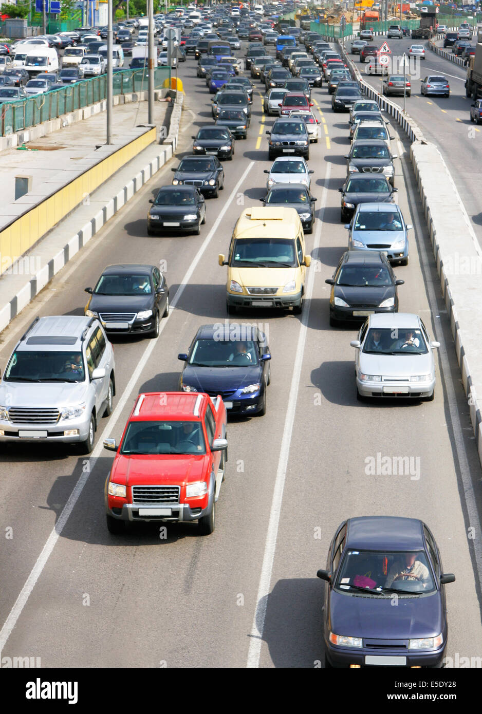 Echte Autos In Der Stadt Viele Autos auf der Straße Blick auf die Stadt von oben Stockfotografie