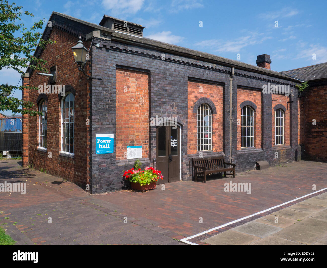 Power Hall enthält Boot Motor Ausstellungen National Waterways Museum Ellesmere Port Cheshire Home Sammlung ihrer Nation Kanal Fluss wasserstraße Geschichte Stockfoto