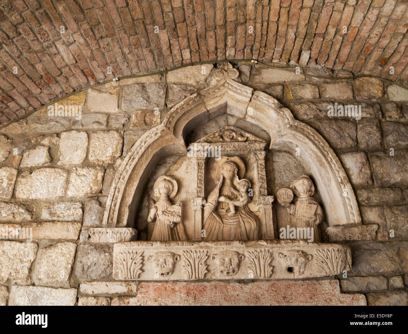 antiken Reliefs auf der Steinmauer der berühmten Stadt von Kotor in Montenegro Stockfoto