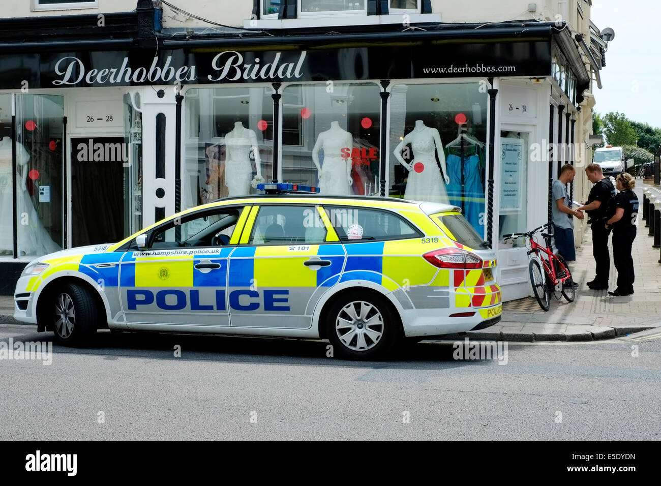 Polizei verhaftet mutmaßlichen Verbrecher auf den Straßen von Southsea England uk Stockfoto